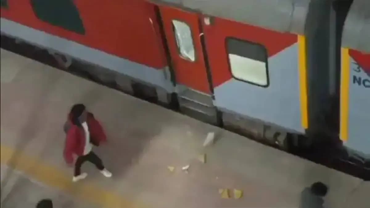 passengers throw stones at mahakumbh special train on finding doors locked from inside