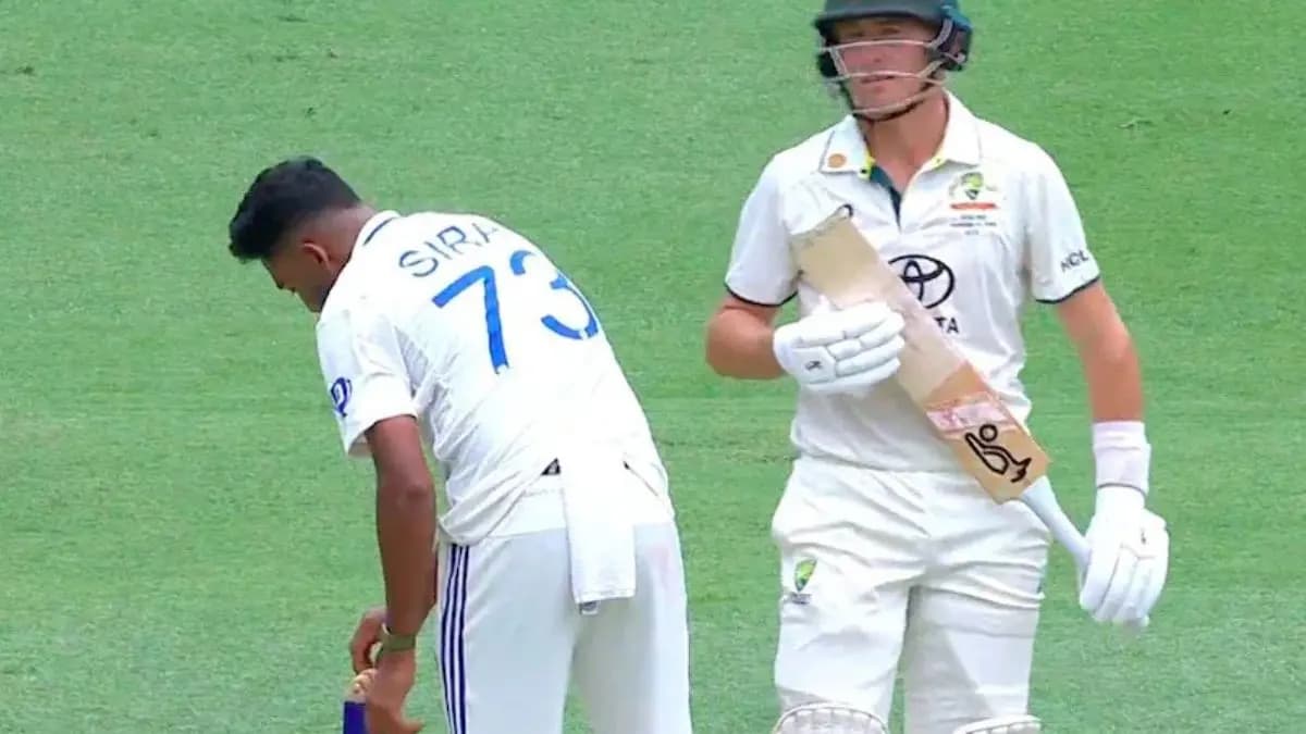  Mohammed Siraj swapped the bails, frustrating Labuschagne before his dismissal spt 