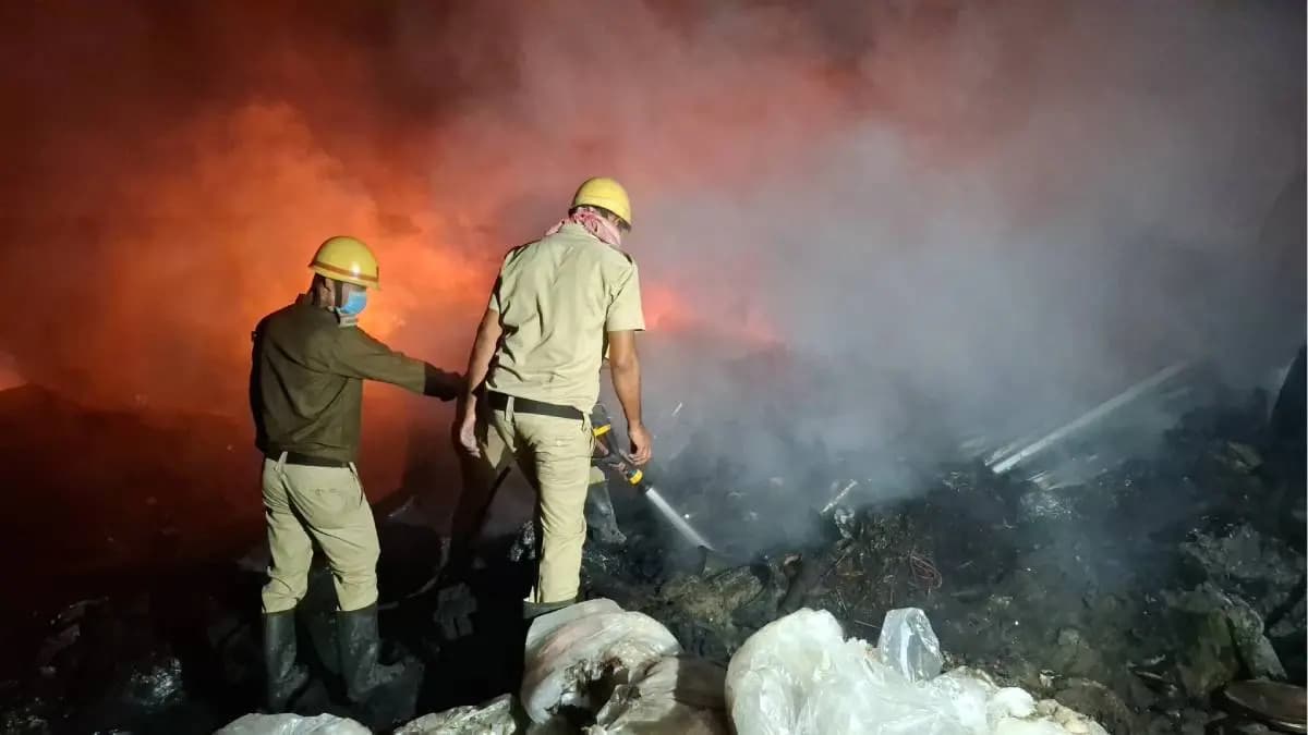 Massive Fire Breaks Out in Siliguri Raypara as Plastic Warehouse Reduced to Ashes