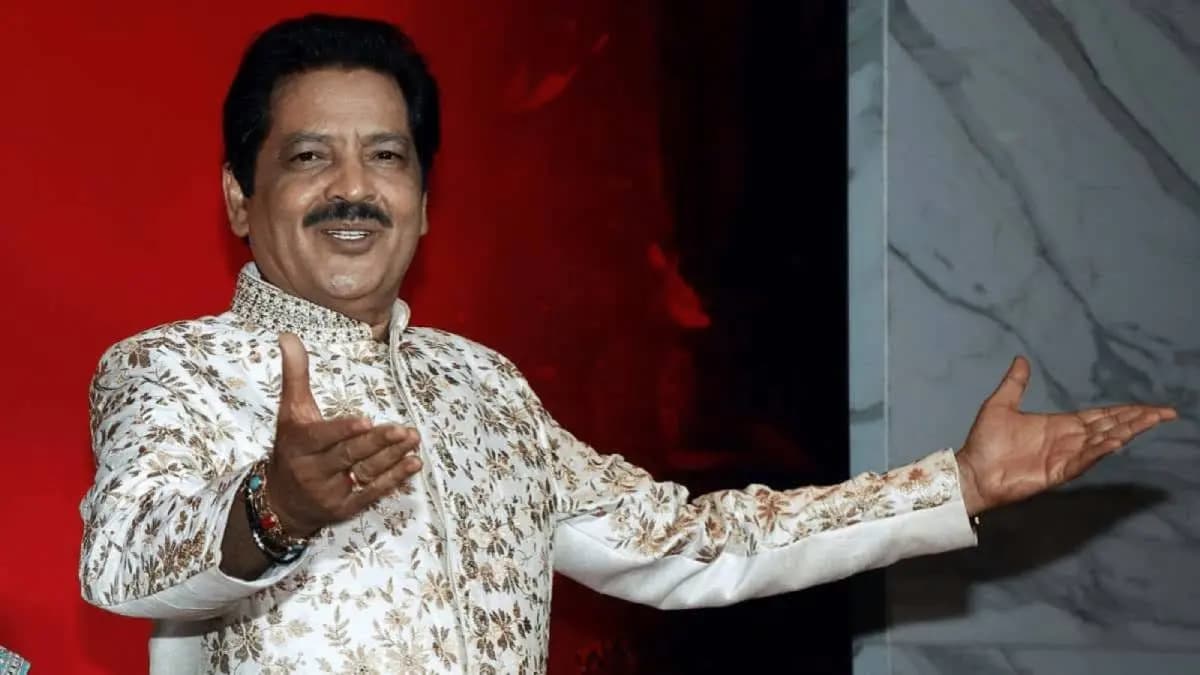 One more video of Udit Narayan kissing a female fan on lips goes viral details inside ENT