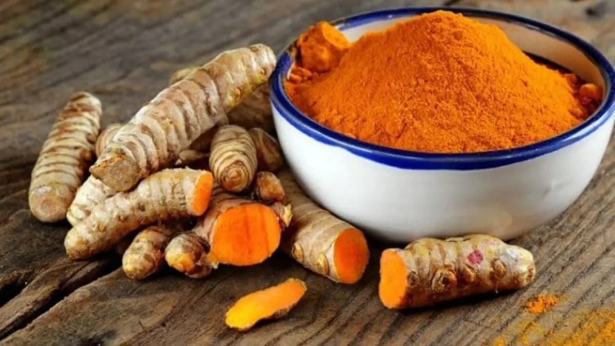 eating Turmeric with black pepper has many health benefits it prevent from various chronic diseases lif
