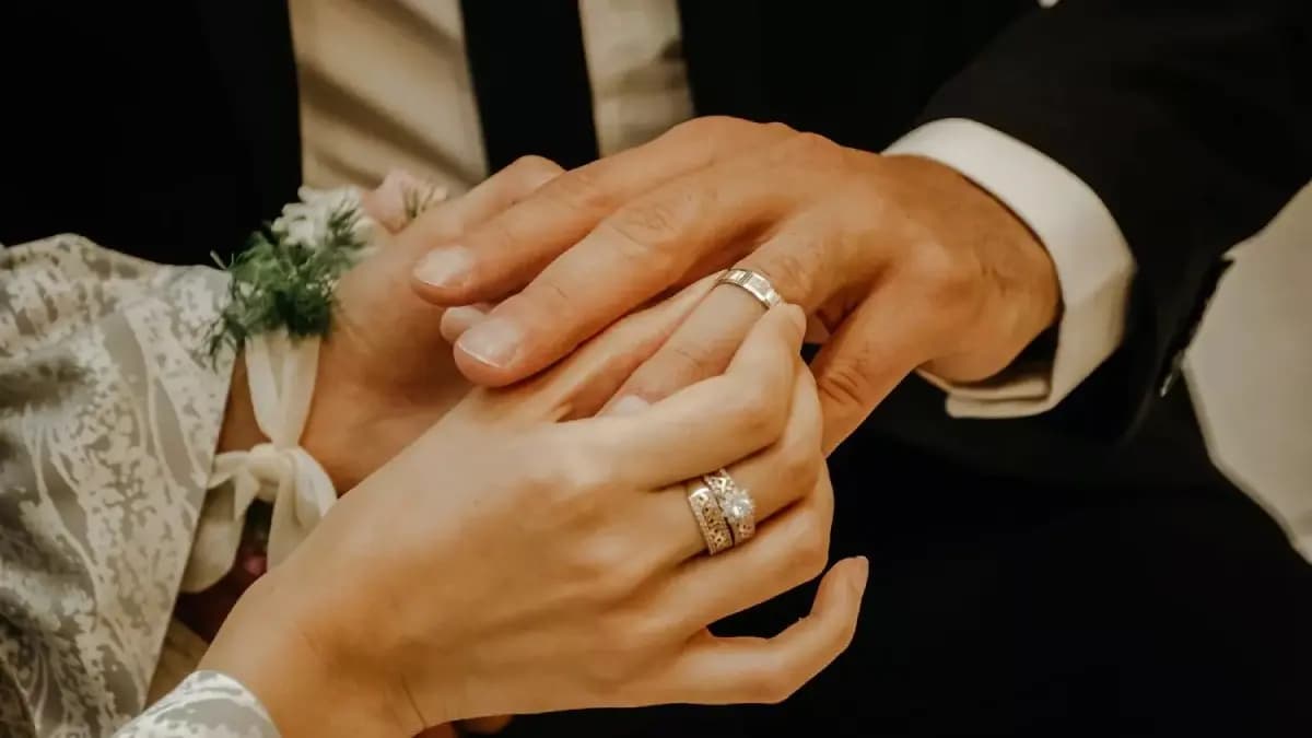Mexican mayor marries a crocodile and they have their first dance