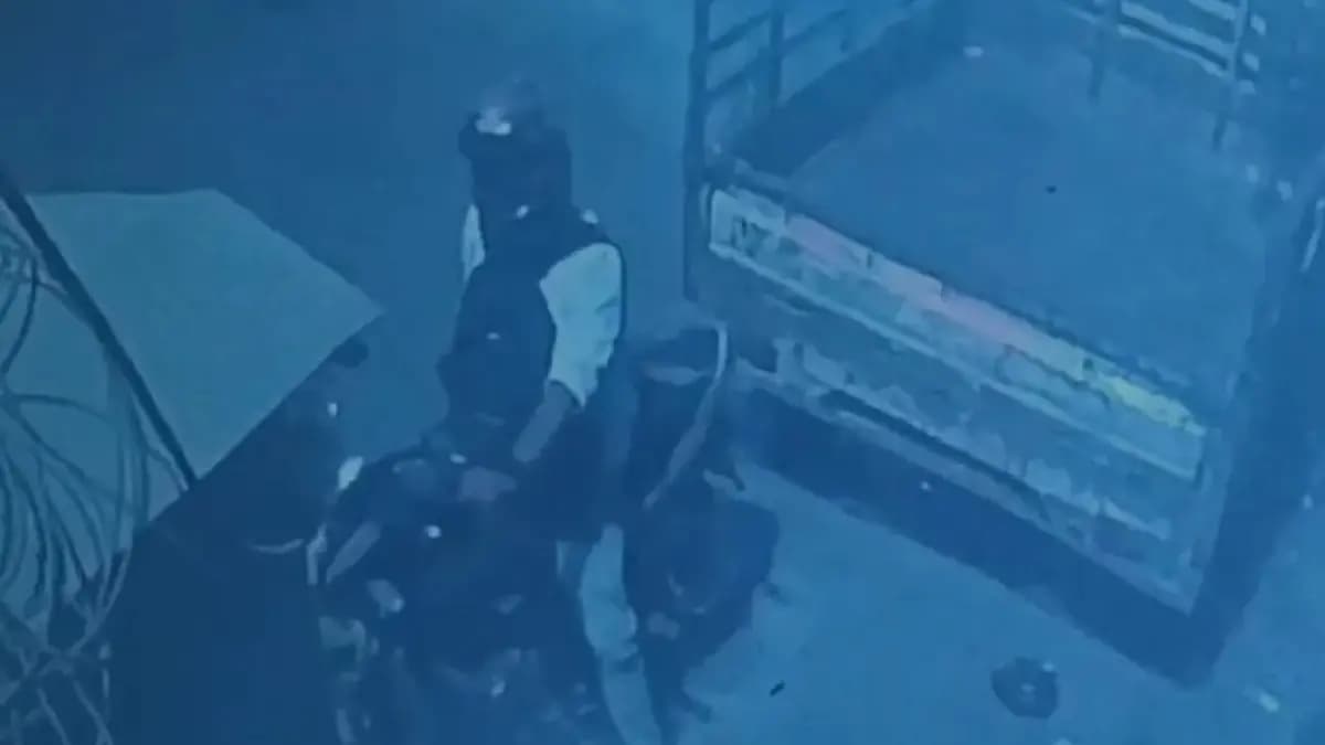 Love Triangle girl called her boyfriend to meet on holi night then this happened