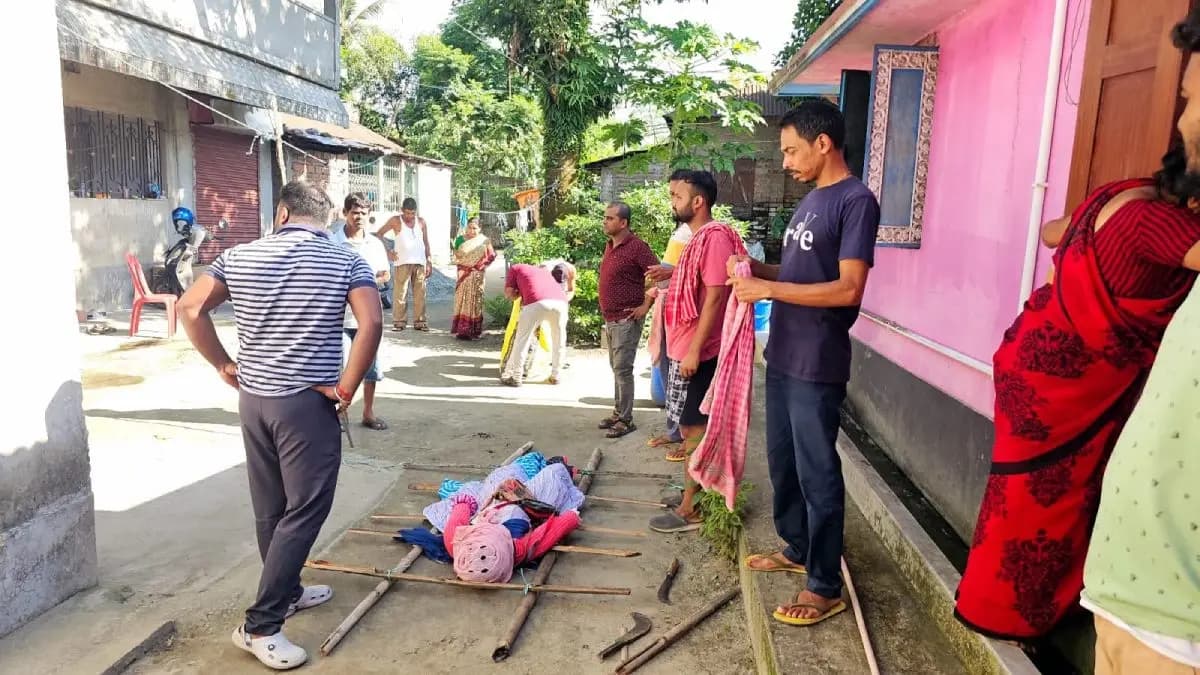 Father burnt effigy of his daughter after she married a youth of different cast