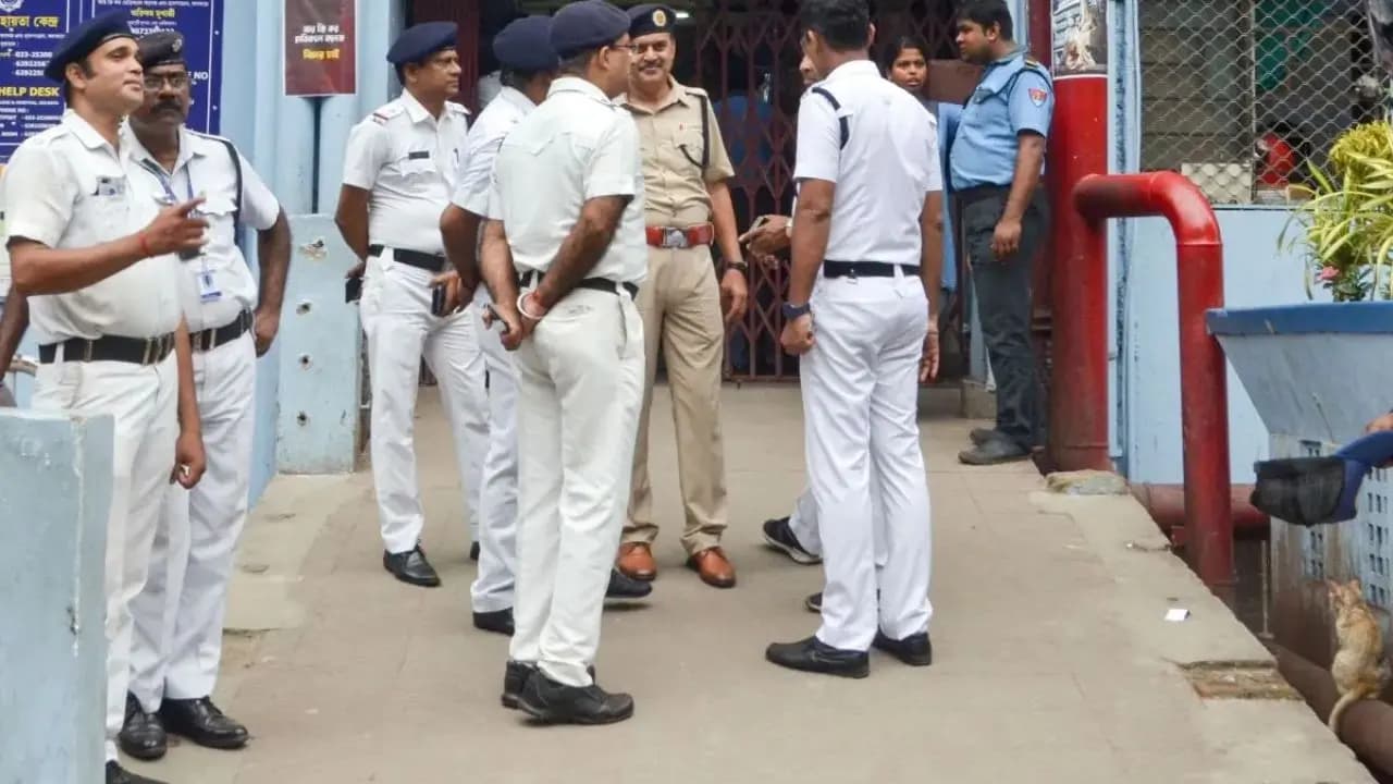 Kolkata Police uniform