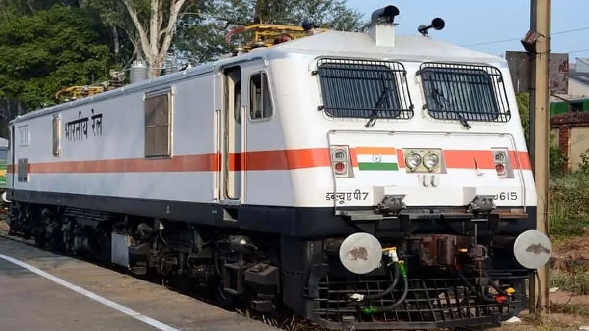 Vande Bharat Shatabdi Express Tejas stopped after seeing Indian Railways this special tran 