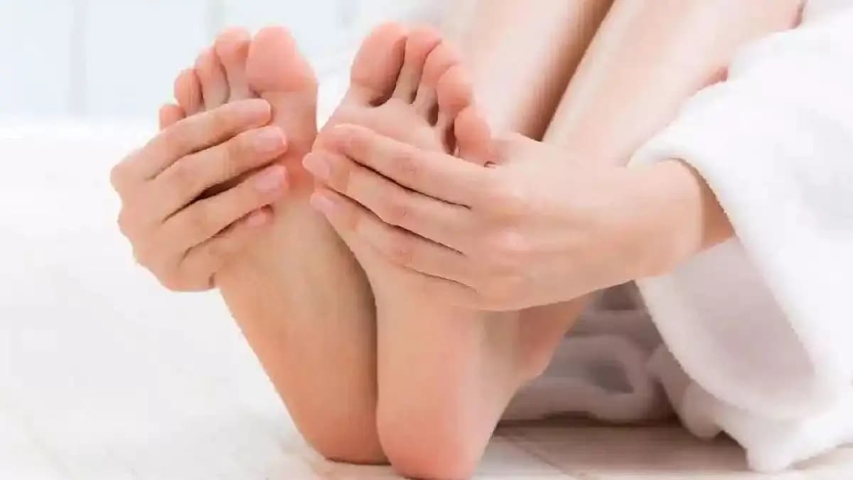 Is Poor Circulation Behind Your Cold Hands And Feet Know The Details