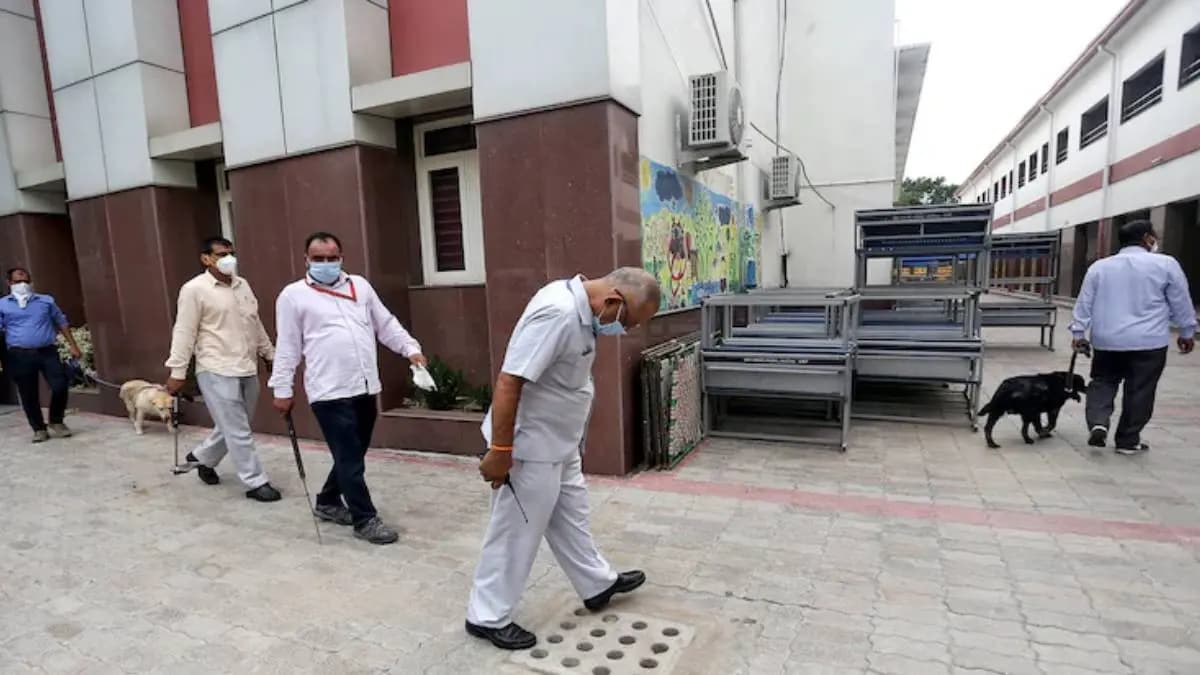 Class 12 Student Detained For Bomb Threats To 23 Delhi Schools gnr