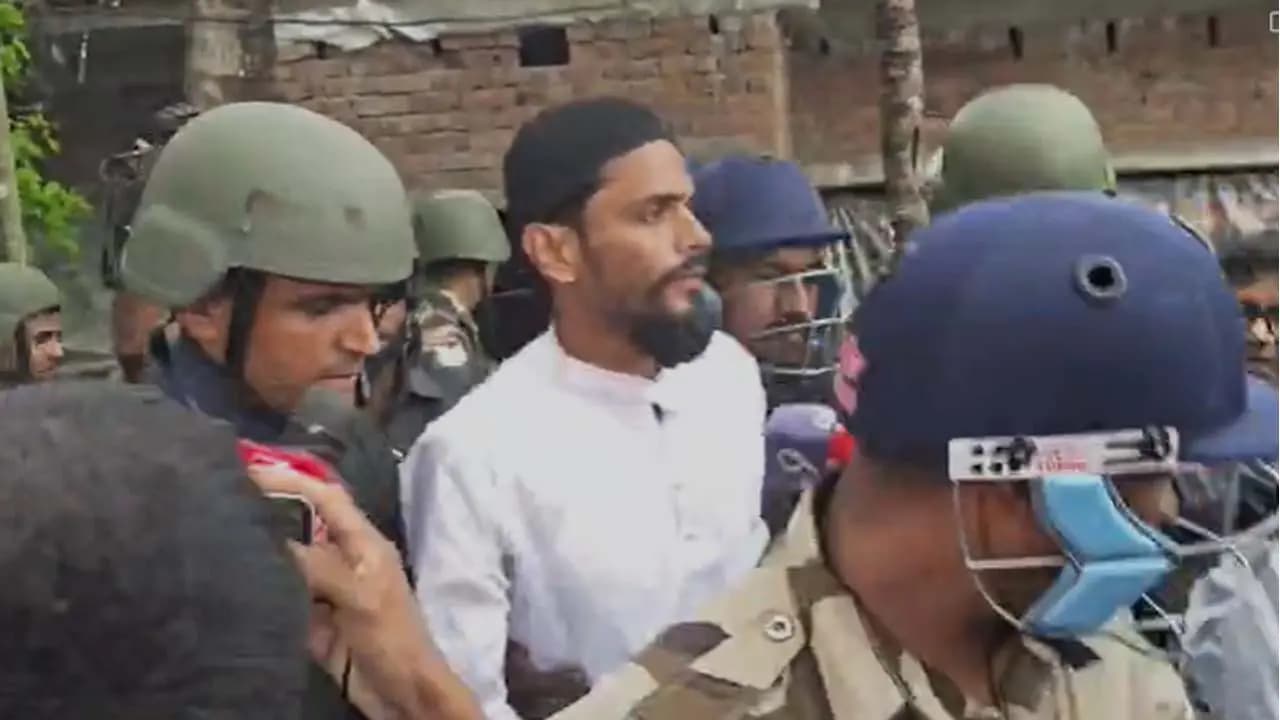 Bengal Election 2026: TMC workers and supporters chant Joy Bangla slogans surrounding Naushad intense tension prevails in Bhangar