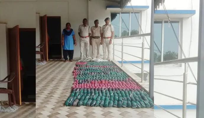 bomb found in dhaniakhali