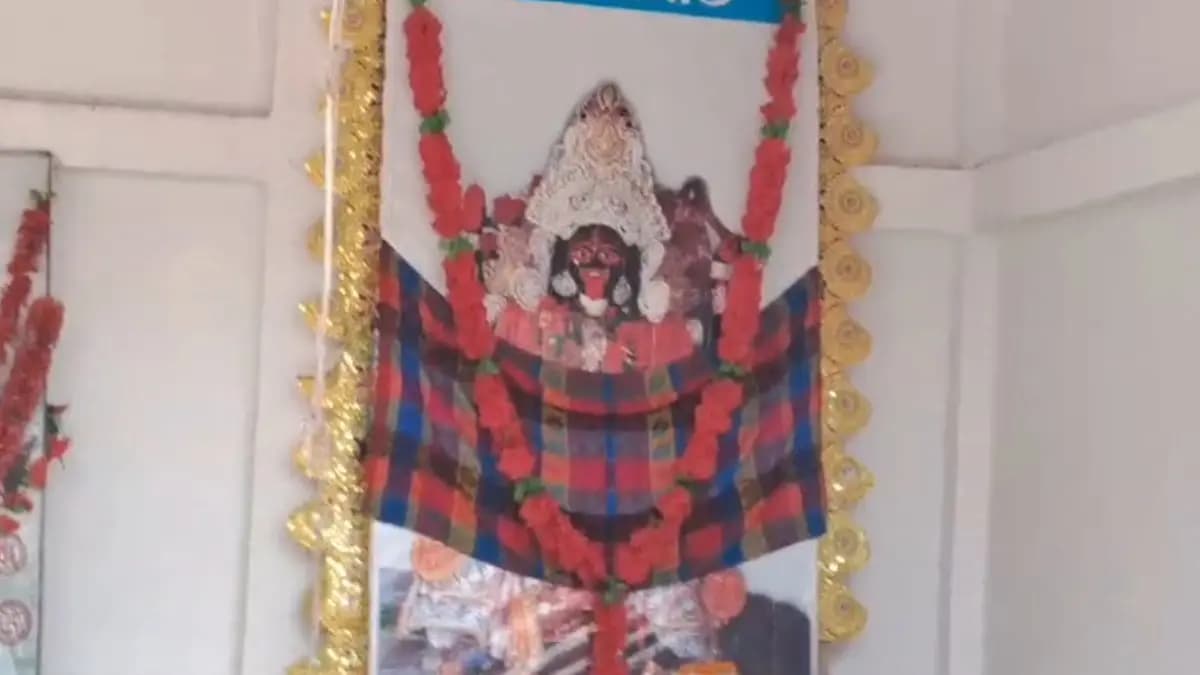 Miscreants looted idol and ornaments from a temple