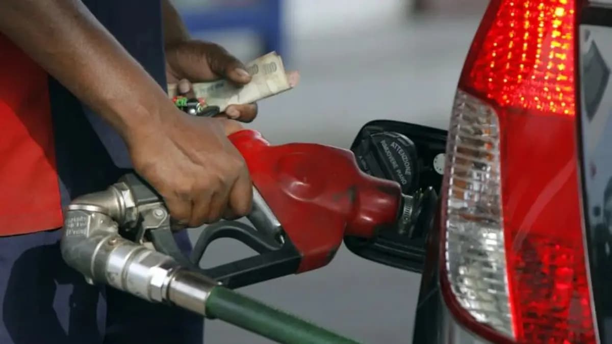 Delhi petrol pumps not to provide oil to 15 years old cars from 31st march