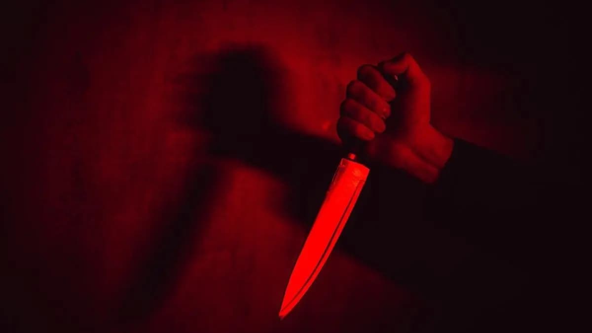 Husband chases wife and randomly stabs her in the street of kolkata