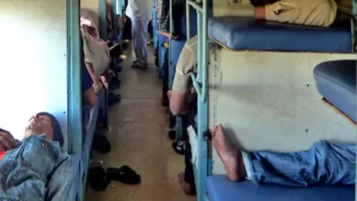 Termites in kolkata delhi express train