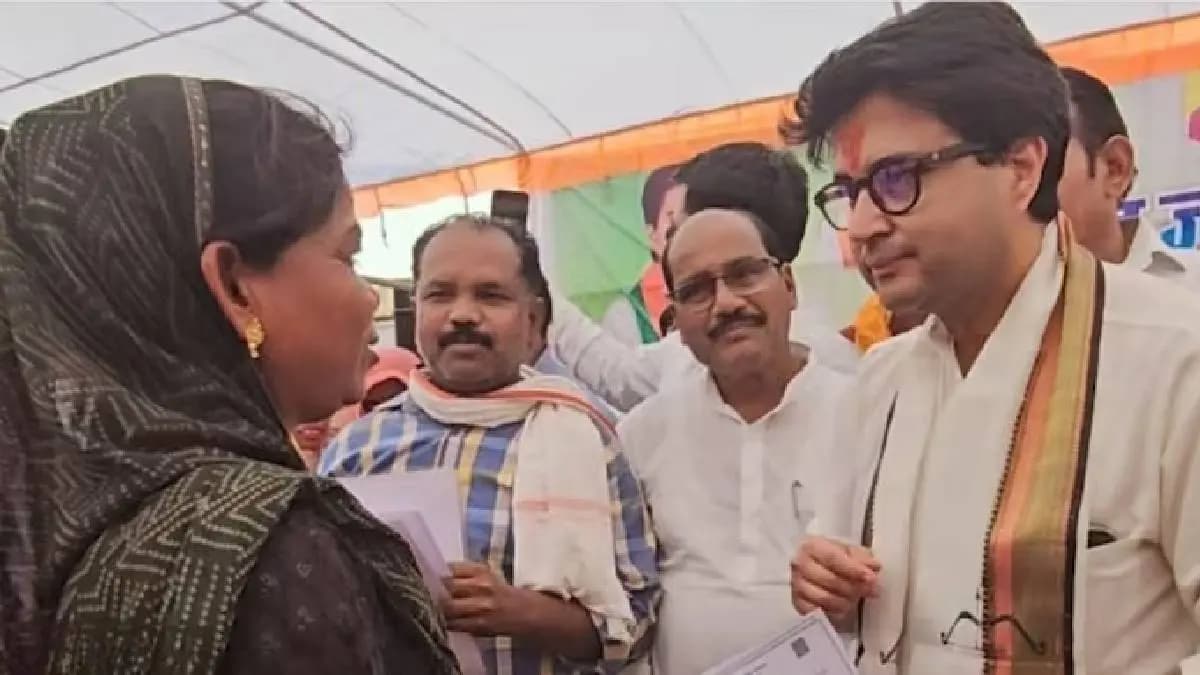 Minister Jyotiraditya Scindia sees woman chewing gutkha video of his polite warning viral