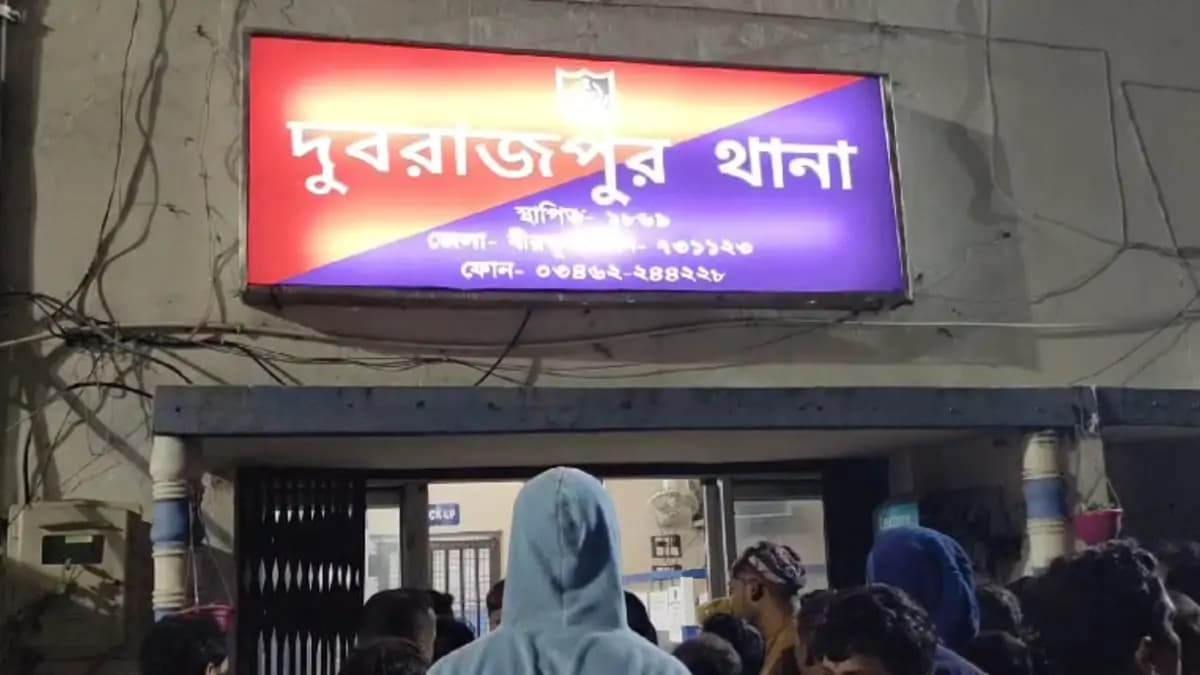two detained while trying to escape after snatching a bag filled gold ornaments in Dubrajpur gnr