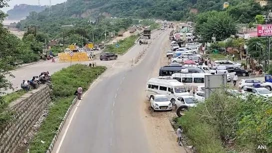 Rains Hamper Restoration Efforts On Jammu-Srinagar National Highway