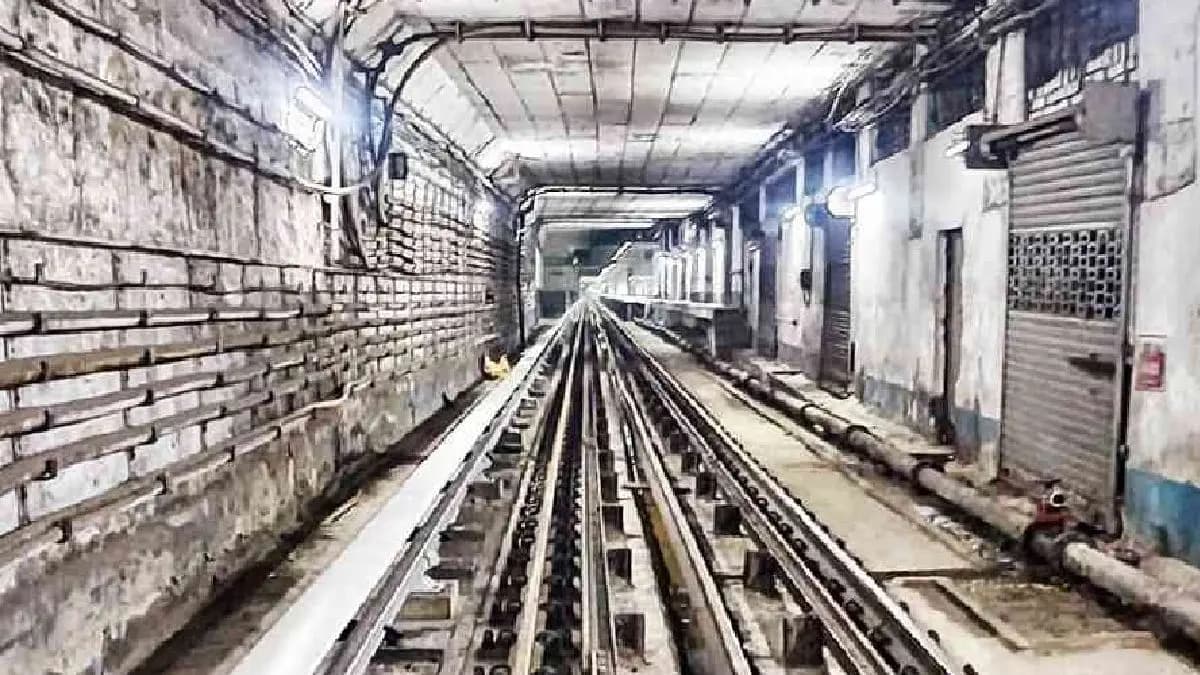 Kolkata Unnatural Death body found on the track of metro in between Park Street and Esplanade