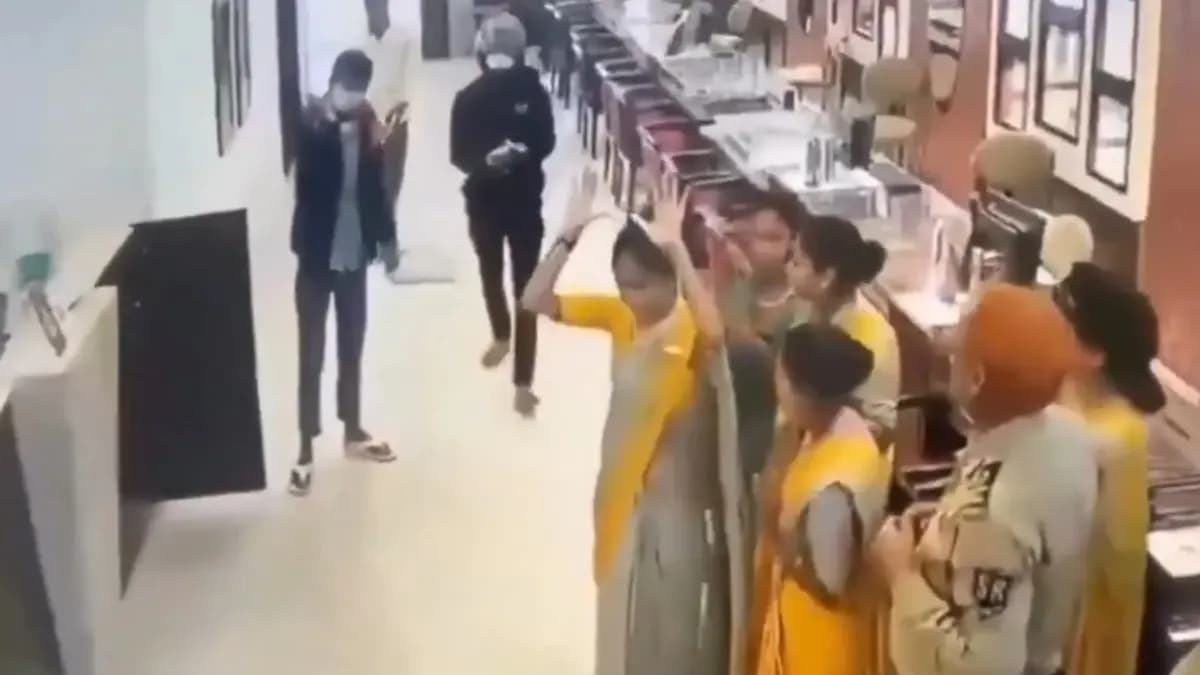 Daring robbery in Bihar 25 crores looted within 17 minutes