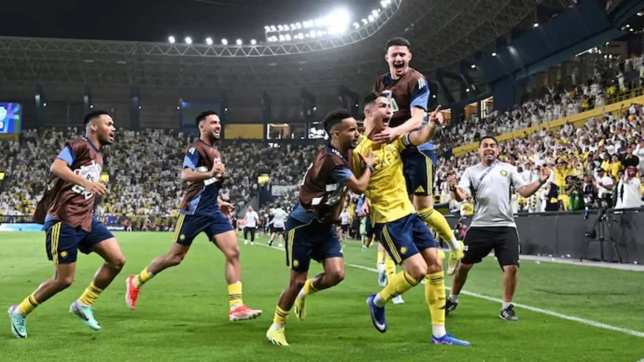 Cristiano Ronaldo answered Al Ahli fans by holding up five fingers after Al Nassrs victory