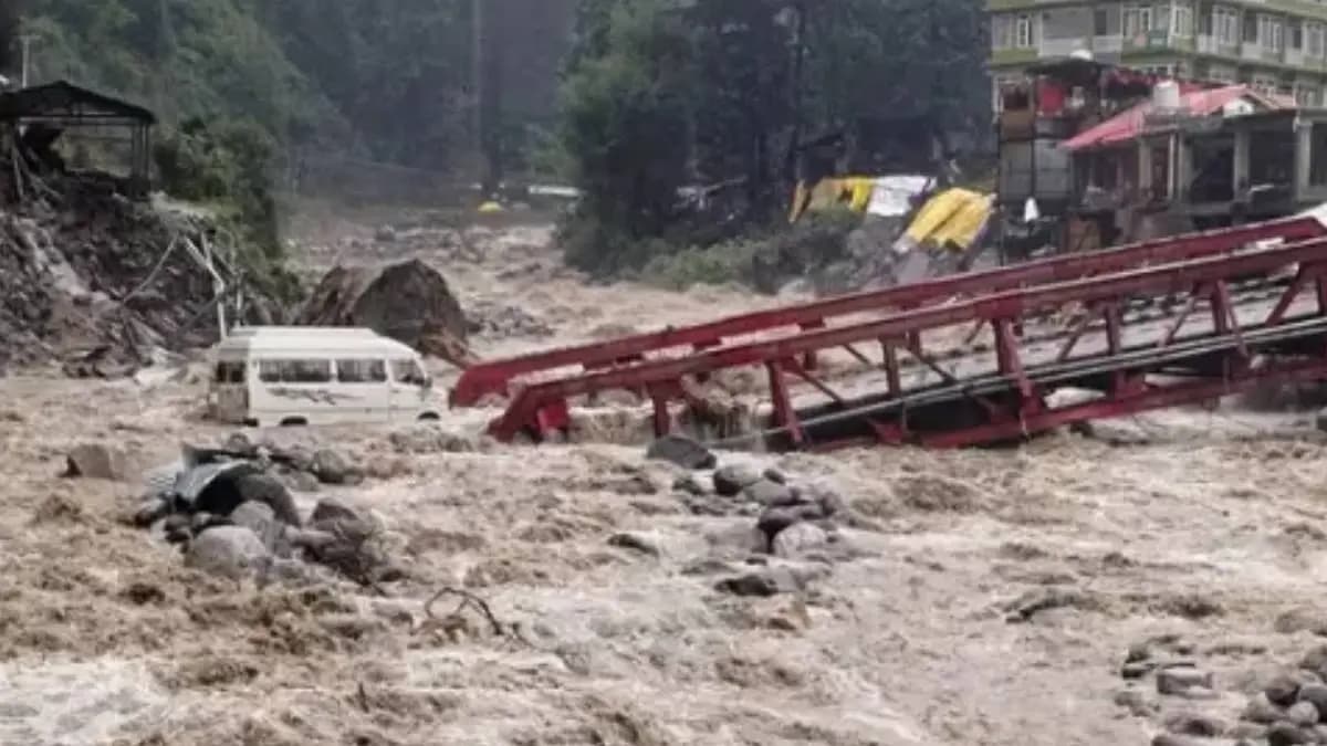 Massive land slide in Himachal kullu
