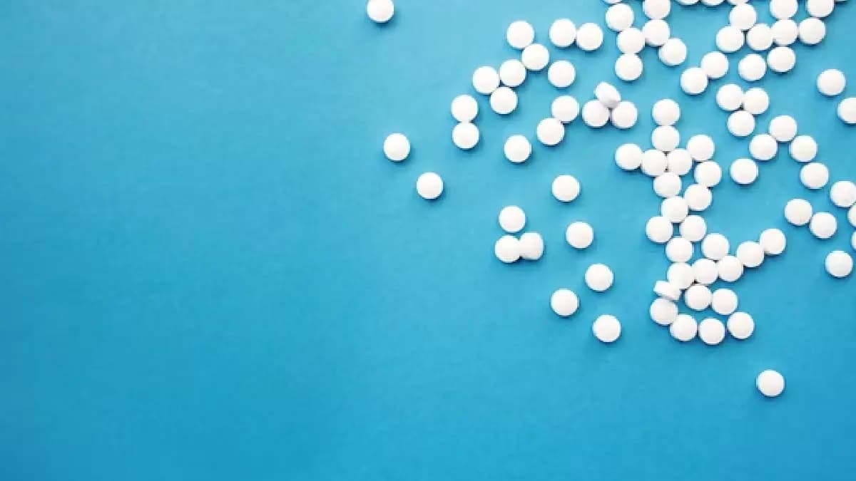 Officials of the Drug Control Department raided and seized fake medicine in Amta gnr 