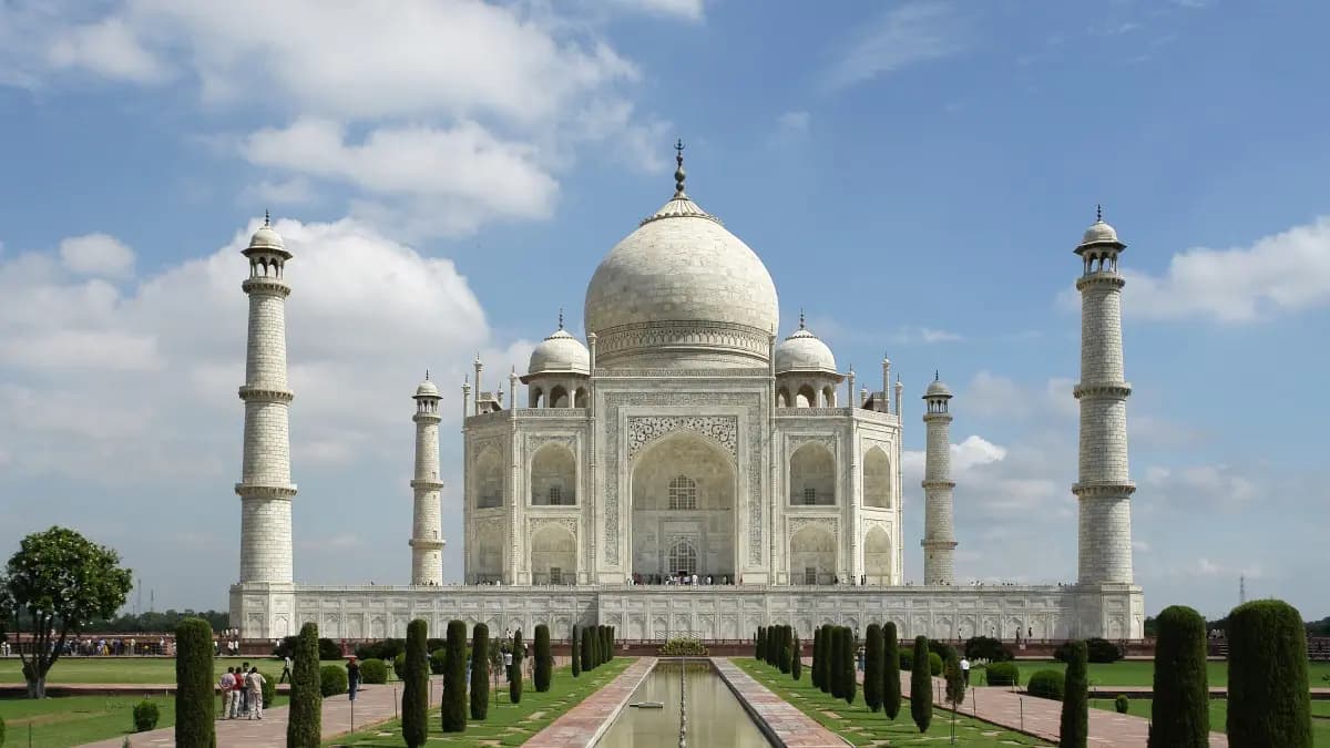 What happened to the 466 kg golden crown of Taj Mahal