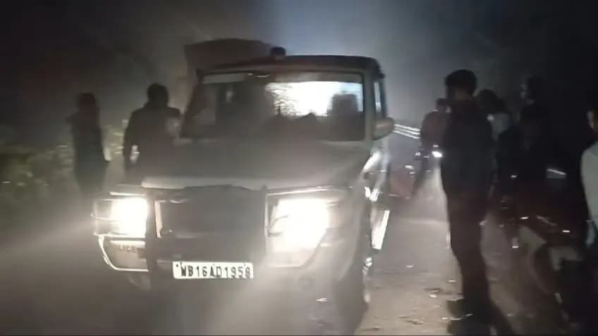 Two police personal injured after criminals bomb attack on police car in Hooghly gnr