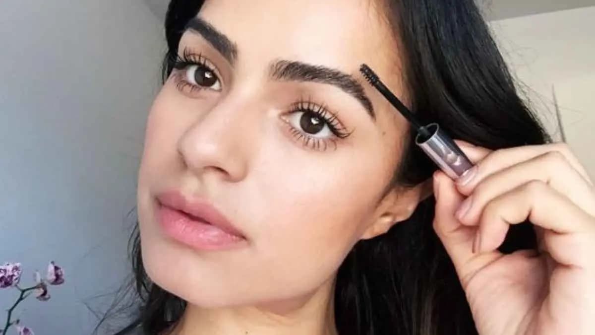 walnut can make your eye brows fine and thick with this home made kajal lif