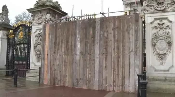 Man Arrested After Car Crashes Into Buckingham Palace Gates