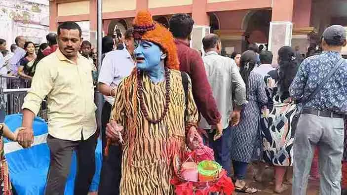 Man Dressed As Bohurupi Earings for Family in Hooghly 
