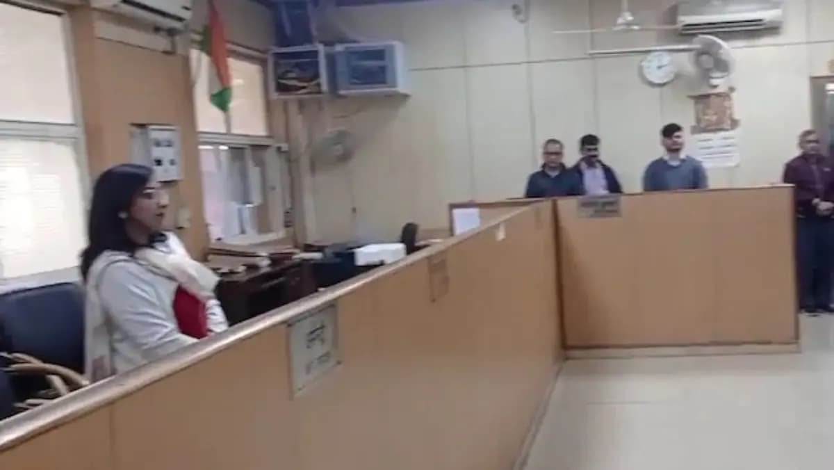 Noida staff kept elderly man waiting, CEO made them stand for 20 minutes, video gone viral gnr