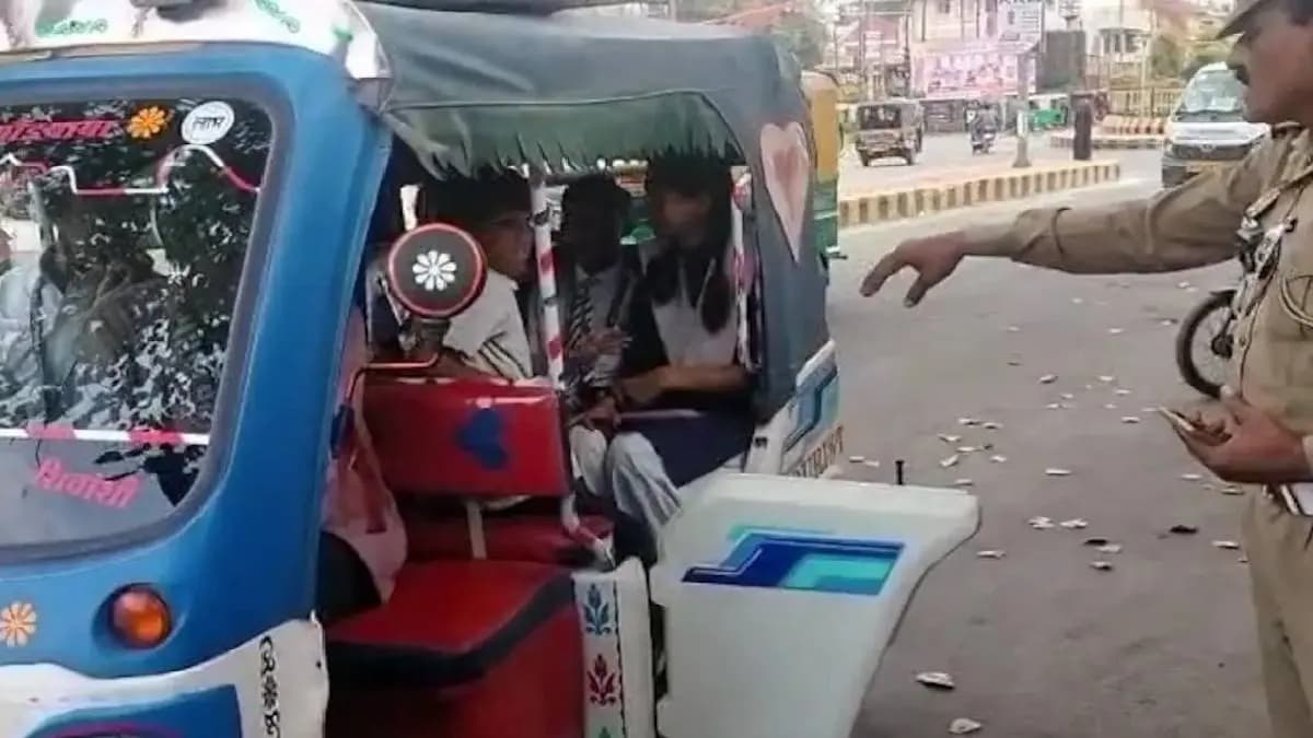 Watch the viral video of 14 school students riding in an auto in Jhansi Uttar Pradesh