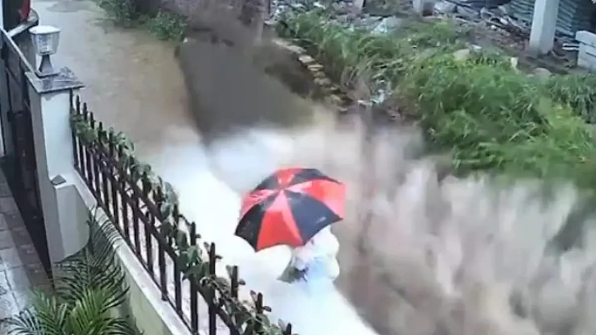 Ranchi Rain Womans Narrow Escape As Wall Collapses