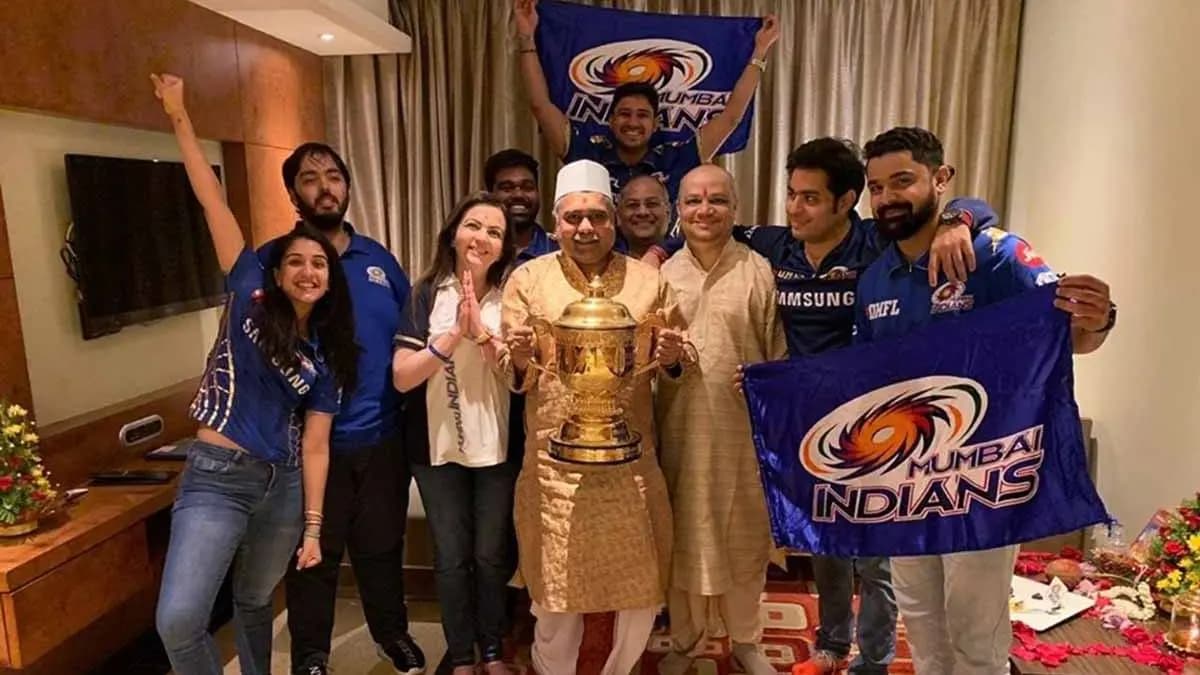 How much does the special Pandit of Ambani family charge who has performed many rituals from Anant Radhika wedding to Ganesh Puja gnr 