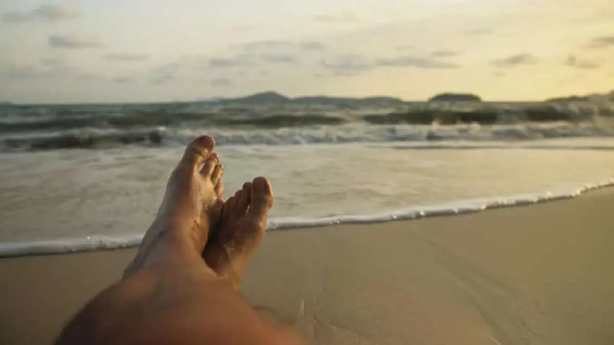 Aussie man peaceful beach outing in India takes a hilarious turn thanks to unexpected guest