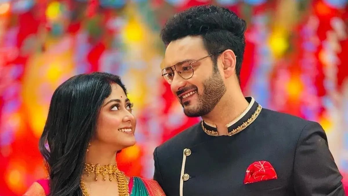 star jalsha Kothha s famed  Shaheb Bhattacharjee has came close to his co star sushmita dey in 1 year celebration of the serial ent
