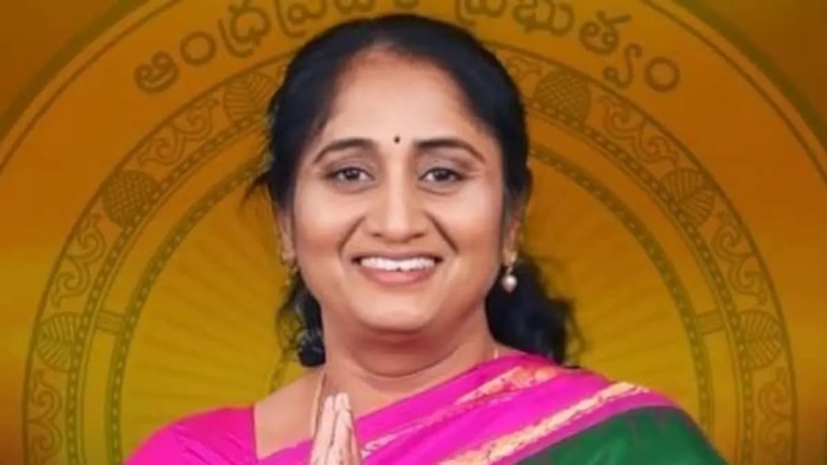  Andhra Pradesh Minister angry bouquet toss after official fails to answer query watch viral video 