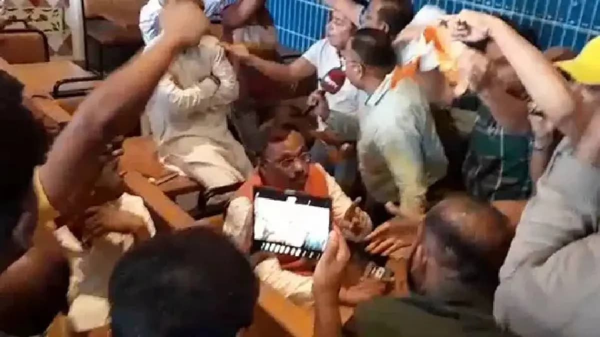 BJP Leader Accused Of Distributing Cash, High Drama Before Maharashtra Polls gnr
