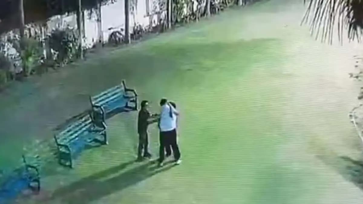 Watch the viral video of a young man biting off an old mans nose over an argument over parking at Kanpur