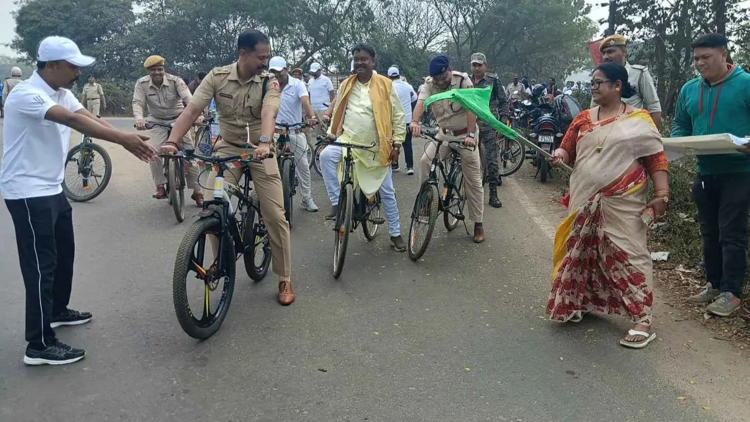 Wb minister Becharam Manna, police super traveling on cycle gnr 