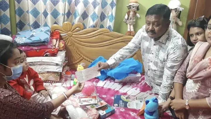 Hooghly baidyabati Municipality gave one month whole salary to ill child family gnr 