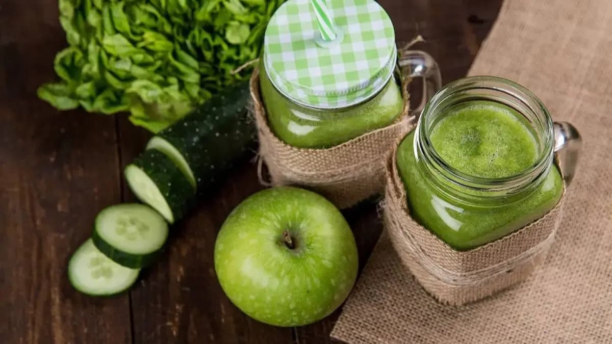 spinach juice can control high blood pressure level and prevent eye dryness lif