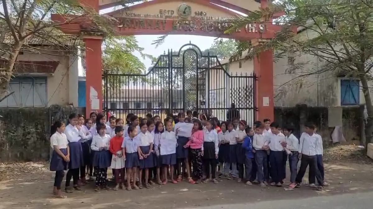 Students demonstrated against the transfer of their teachers gnr