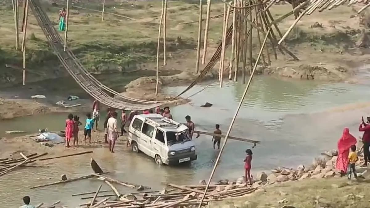 Car fell into the river in Murshidabad, several injured gnr