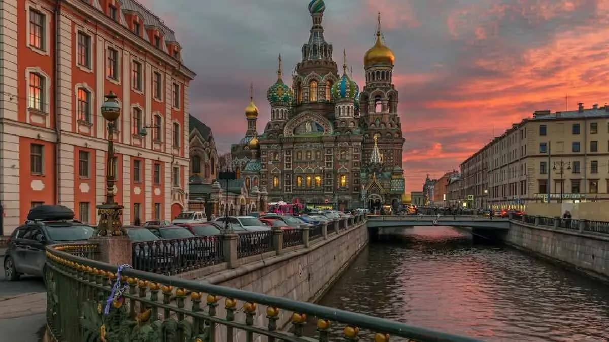 How much is 100 Indian Rupee worth in Russia