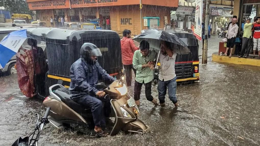 IMD Weather Forecast In Next Two Hours Rainfall Thunderstorm Warning in Eight Districts in Bengal