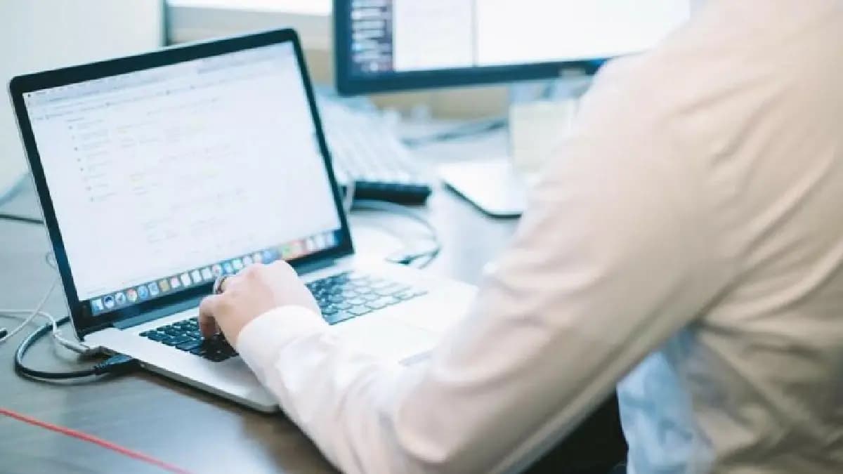 During heavy  argument with his Manager employees witty reply wins Internet