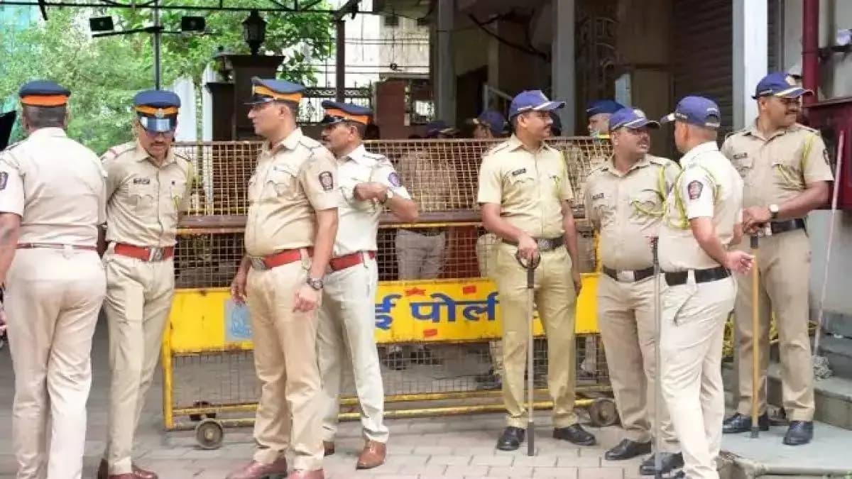 Pushpa 2 screening Mumbai Police probe mysterious spray at Bandra s Galaxy theatre