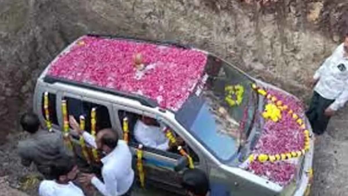 Gujarat Family Honours 'Lucky' Car With Burial Ceremony, 1,500 People Attend